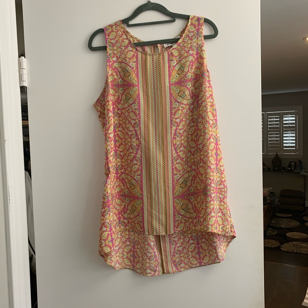 Sleeveless  colorful blouse with split back